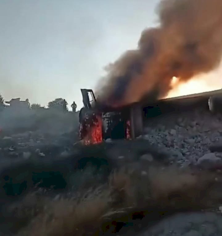 FRENİ BOŞALAN TAŞ KAMYONU DEVRİLİP YANDI