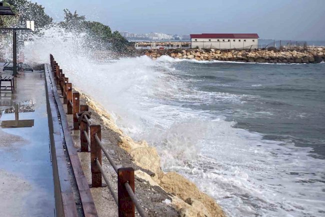 Mersin’de Deniz Coştu: Dalga Boyu 5 Metreyi Buldu!
