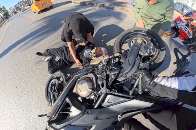 Motosiklet sürücüsü kaskı sayesinde yara almadan kurtuldu