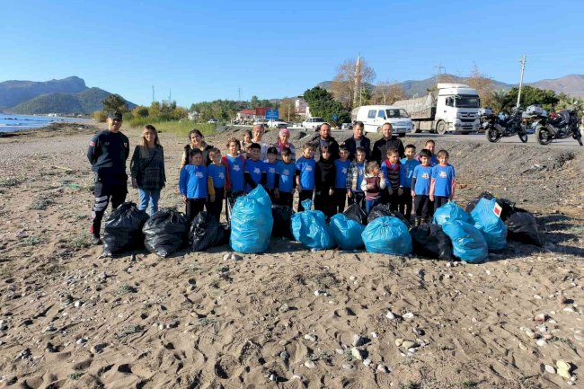Öğrenciler sahilde temizlik yaptı
