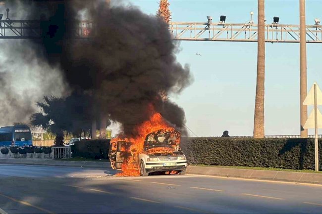 Seyir halindeki otomobil alev alev yandı: 2 kişi son anda kurtuldu