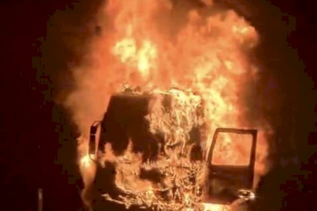 Seyir halindeki tır alev alev yandı