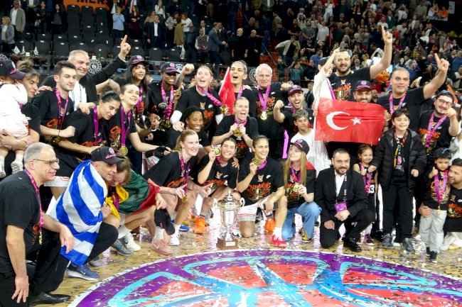 Bakan Bak, ÇBK Mersin’in şampiyonluk sevincine ortak oldu