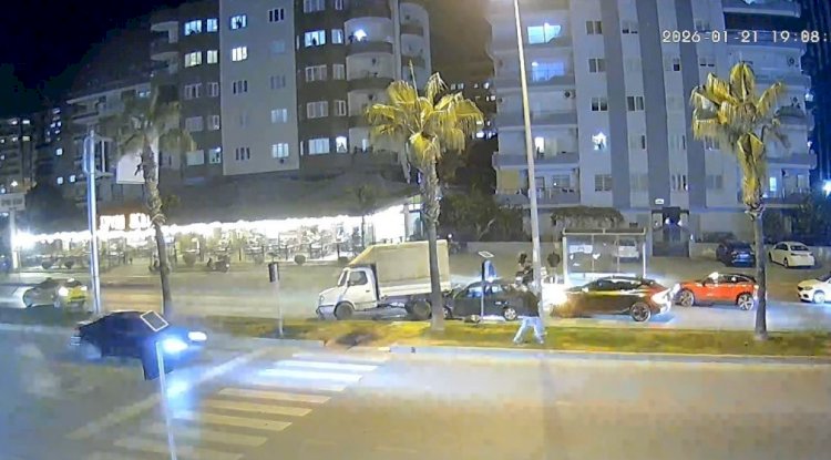 Yayaya yol vermek isterken zincirleme kazaya neden oldu