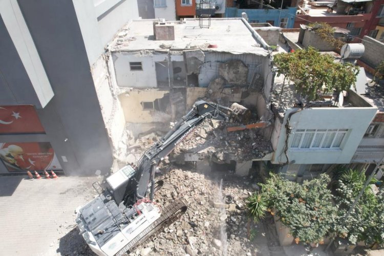 Akdeniz'de metruk yapılar yıkılıyor