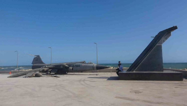 Mersin’in simgesi efsane savaş uçağı sahilden kaldırılıyor