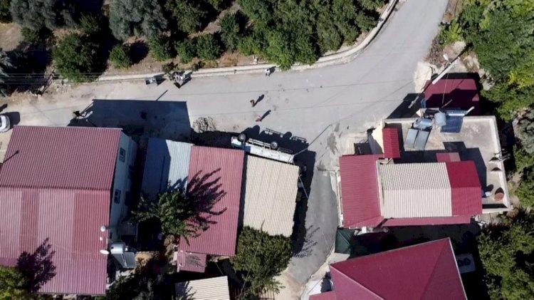 Tömük'te Kamyonet Depoya Daldı: 2 Yaralı İş Makinesiyle Kurtarıldı