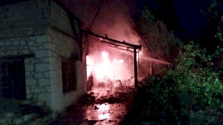 Müstakil ev alev alev yandı