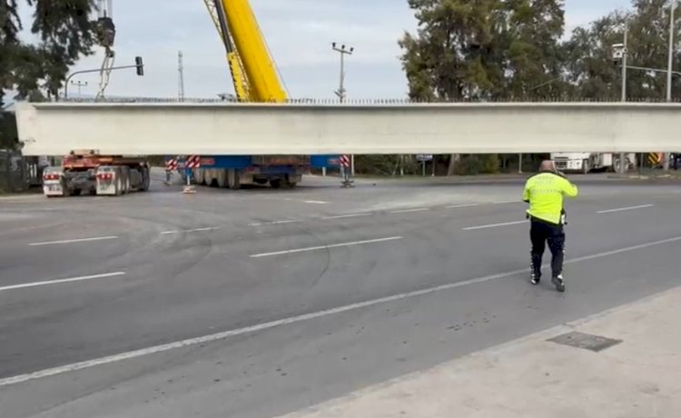 Tonlarca ağırlıktaki beton blok taşıyan tırın tekeri koptu