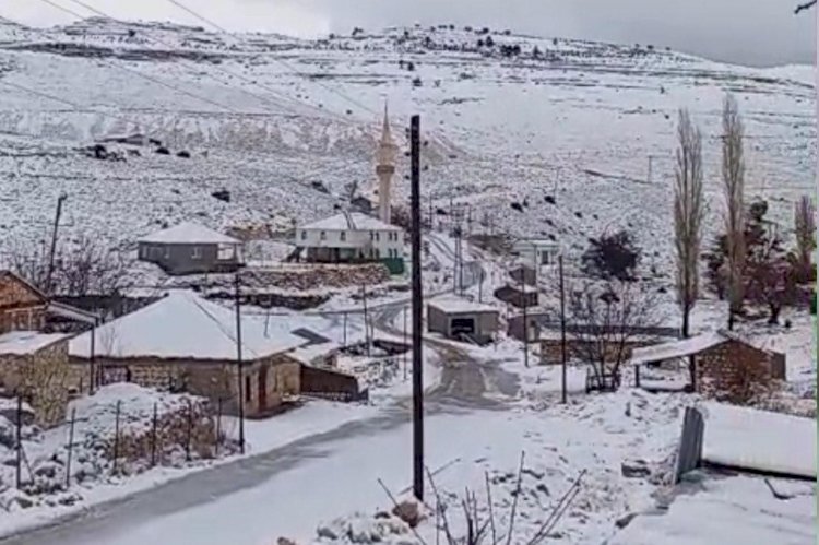 Erdemli'nin yüksek kesimlerinde kar yağışı etkili oldu