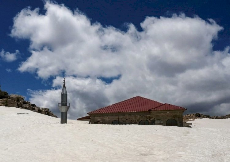 Toroslar’ın zirvesinde 741 yıllık cami kar altında kaldı
