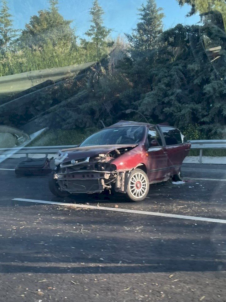 Tarsus'ta otomobiller çarpıştı: 1 ölü, 2 yaralı