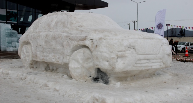 Yerli otomobilin buzdan heykelini yaptılar