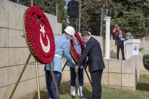 Başkan Seçer, Atatürk Anıtı’na Çelenk Bıraktı