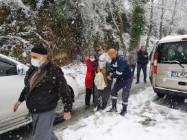 Karda mahsur kalan yaşlı çift, belediye ekiplerince kurtarıldı