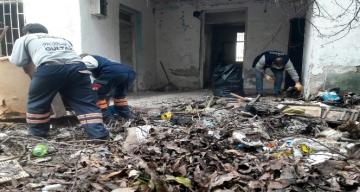 Mersin’de terk edilmiş evden 4 römork çöp çıkarıldı