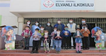Elvanlı Eczacılardan öğrencilere maske ve dezenfektan desteği