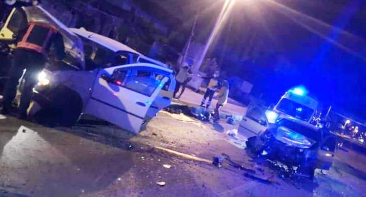 Erdemli’de 2 otomobil kafa kafaya çarpıştı: 1’i ağır 9 yaralı
