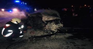 Kaza yapan araç alev aldı 2 kişiyi vatandaşlar kurtardı