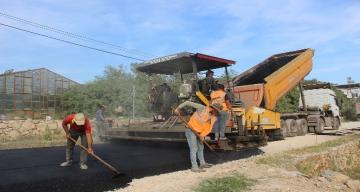 Büyükşehir Belediyesi Gülnar’ın Büyükeceli Mahallesi yolunu asfaltladı