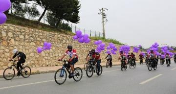 Pedalları kanser hastaları için çevirdiler, gökyüzüne mor balonlar uçurdular