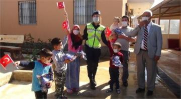 Mersin’de Jandarma Ekipleri Çocuklara Hediyeler Dağıtarak 23 Nisan Coşkusuna Ortak Oldular