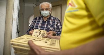 Mersin Büyükşehir Belediyesinden 65 yaş üstü vatandaşlara kitap sürprizi