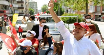 Başkan Seçer, konvoy yapıp halkın bayramını kutladı