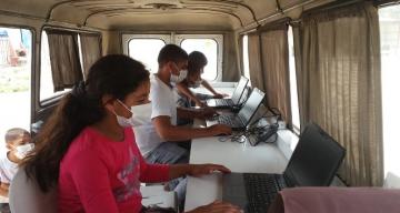 Tarım işçilerinin çocukları EBA Mobil Destek aracıyla eğitimlerini sürdürüyor