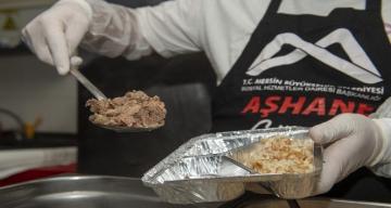 Mersin Büyükşehir Belediyesi, pandemide 1 milyon paket yemek dağıttı