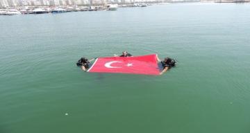 Mersin’de dalgıç polisler denizde Türk bayrağı açtı, kirliliği görüntüledi