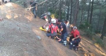 Sinap’da Otomobil ormanlık alana yuvarlandı: 2 yaralı