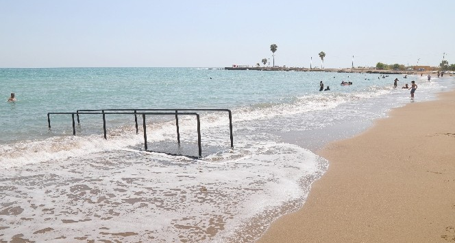 Mezitli Belediyesi, Viranşehir Pompeiopolis Parkı Plajına engelli rampası yerleştirdi.