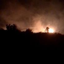Mersin’in Erdemli ilçesinde ormanlık ve makilik alanda yangın çıktı.