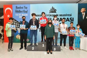 5. Mersin Uluslararası Açık Satranç Turnuvası’da Kazananlar Ödüllerini Aldı
