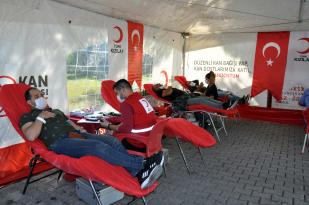 Tarsus Belediyesi çalışanlarından Kızılay’a kan bağışı