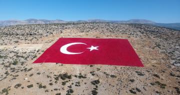 22 dönümlük araziye işlenen dev Türk bayrağı 20 günde boyandı