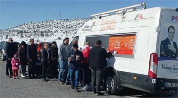 Mersin Büyükşehir Belediyesi’nden Kar Keyfi Yaşayan Vatandaşlara Sıcak İkramlar