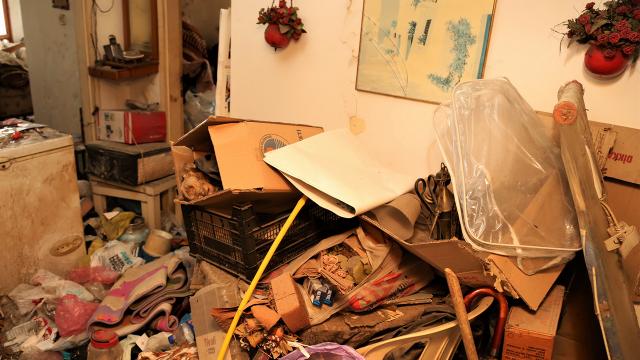 Mersin’de Bir Evden 2 Kamyon Dolusu Çöp Çıktı
