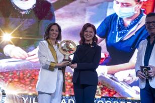 Başkan Seçer Ve Meral Seçer, Çukurova Kadın Zirvesi Kadın Başarı Ödül Töreni’ne Katıldı