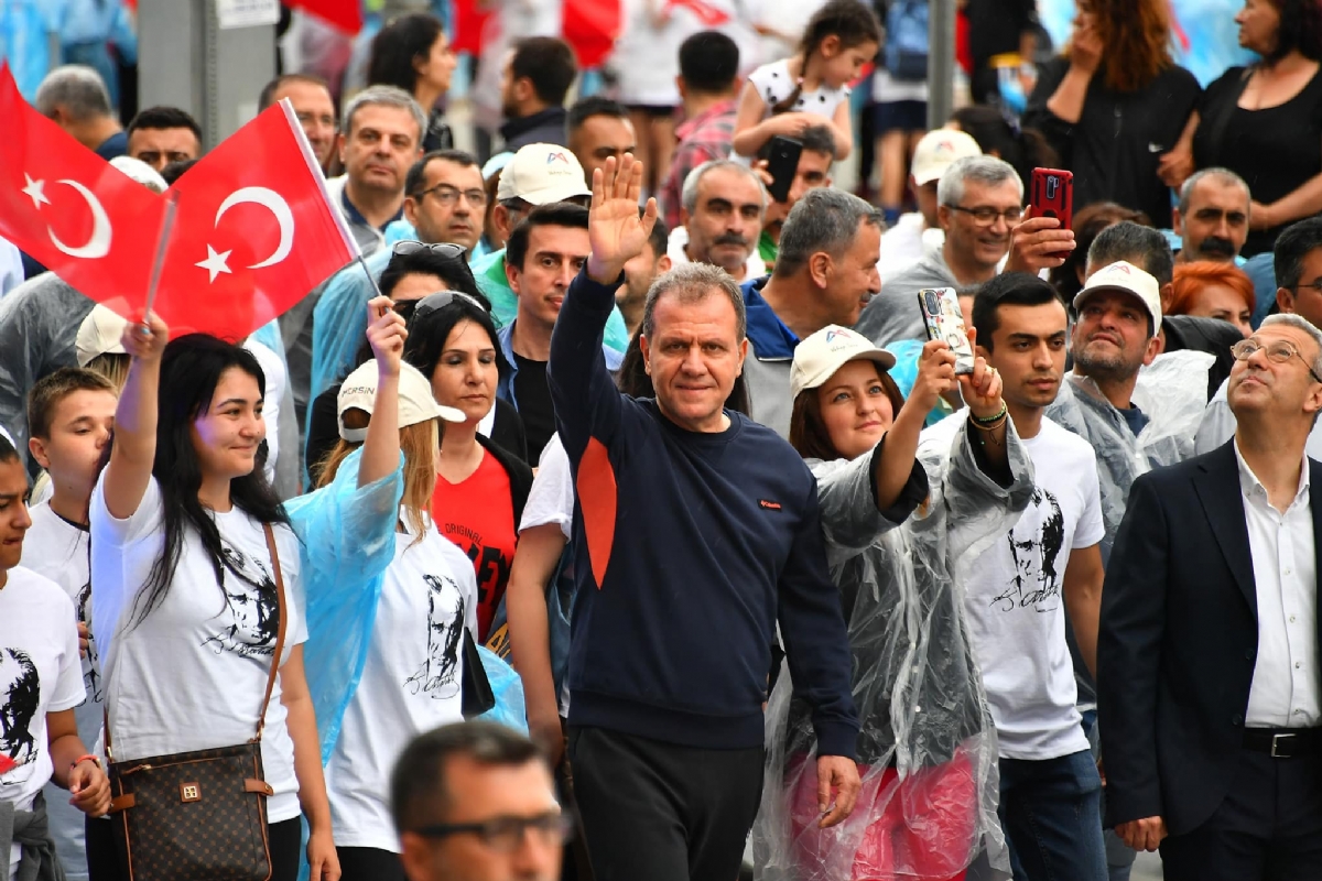 Mersin’de 19 Mayıs Coşkusu Büyükşehir’in Gençlik Korteji’yle Başladı