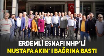 Erdemli esnafı MHP’li Mustafa Akın’ ı bağrına bastı